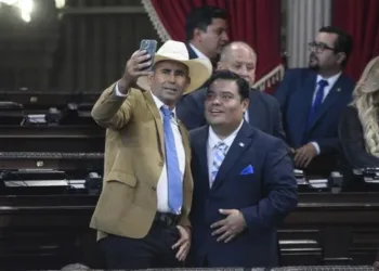 Esduin Javier (sombrero) y Allan Rodríguez, diputados. Foto tomada de redes sociales.