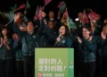 Lai Ching-te junto a la presidenta Tsai ing-wen en el último mitin de campaña la noche del viernes.