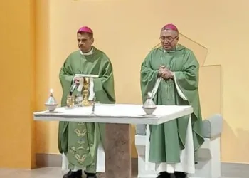 Los obispos nicaragüenses Rolando Álvarez e Isidoro Mora, desterrados por la dictadura de Nicaragua.