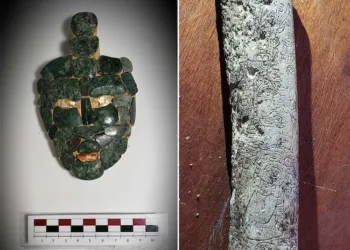 Una máscara de jade de mosaico y escritos tallados en huesos de fémur humanos descubiertos por un arqueólogo de la Universidad de Tulane en una antigua tumba en Guatemala. (Fotos de Francisco Estrada-Belli)