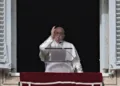 El papa Francisco bendice a la multitud este lunes 1 de enero en El Vaticano./AFP