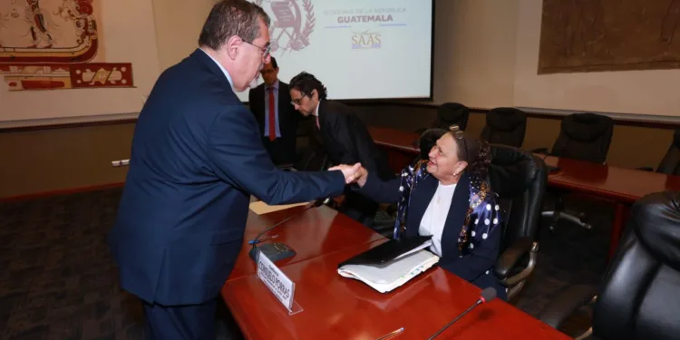 Fiscal general de Guatemala llega a reunión con el presidente pero se retira