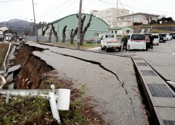 Enormes grietas se ven en una calle de Wajima, en la prefectura de Ishikawa en Japón, tras el potente terremoto de este 1 de enero./AFP
