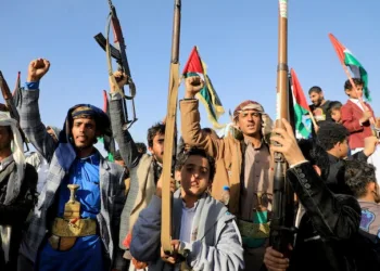 Milicianos hutíes sostienen sus armas en Sanaa, Yemen./ AFP