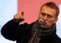 Alexei Navalni durante un discurso en una manifestación opositora, antes de su arresto./AFP