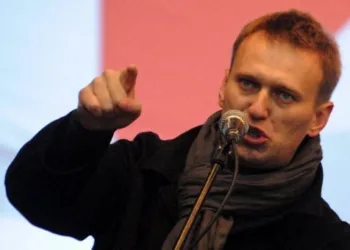 Alexei Navalni durante un discurso en una manifestación opositora, antes de su arresto./AFP