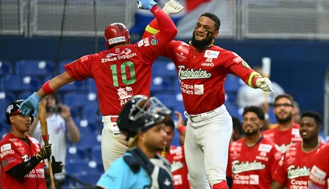 El receptor panameño Iván Aaron Herrera celebra tras conectar un jonrón decisivo para que su equipo ganara ante Curazao/ AFP