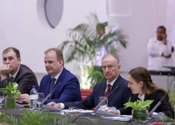 El General Nikolai Patrushev (segundo de la derecha), secretario del Consejo de Seguridad de la Federación de Rusia, encabezó la delegación.