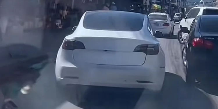 El recorrido de un Tesla por un caótico mercado agita a Honduras