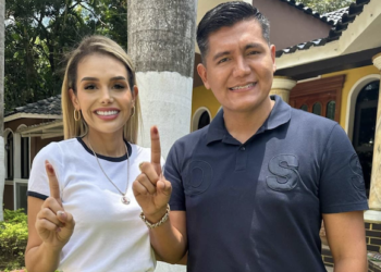 Juan José Morales Cifuentes (derecha) y su esposa, Isel Aneli Suñiga Morfin, alcaldesa de Ayutla, quien fue Miss Guatemala 2017.