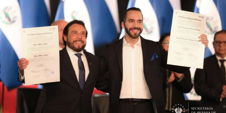 Nayib Bukele recibe las credenciales oficiales que certifican su reelección