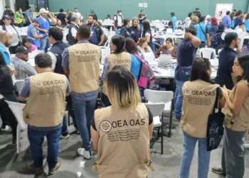 Observaodres de la OEA durante el escrutinio en El Salvador.