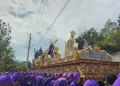 La procesión de la Consagrada Imagen de Jesús Nazareno de la Salvación del Templo de Santa Catarina Bobadilla, recorre las calles de Antigua Guatemala este domingo.