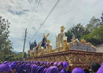 La procesión de la Consagrada Imagen de Jesús Nazareno de la Salvación del Templo de Santa Catarina Bobadilla, recorre las calles de Antigua Guatemala este domingo.