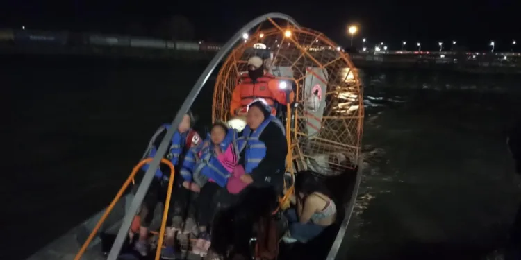 Autoridades mexicanas rescatan a 11 guatemaltecos y hondureños de las frías aguas del río Bravo