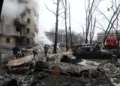 Imagen de un bombardeo ruso a edificios civiles ucranianos.
