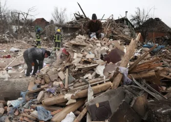 Un grupo de civiles ucranianos buscan restos de sus familiares en una casa destruida por un misil ruso en la ciudad de Kramatorsk, en la región de Donetsk/AFP