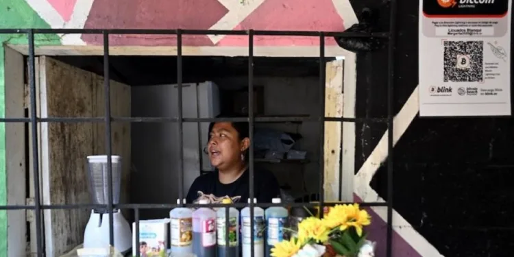 Ganancias con bitcoin hacen sonreir a comerciantes en El Salvador