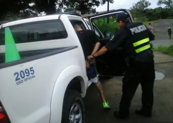 Policías costarricenses detienen a un sospechoso de robar vehículos.
