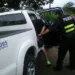 Policías costarricenses detienen a un sospechoso de robar vehículos.