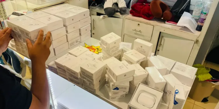 Decomisan decenas de dispositivos Apple de “mentiritas” que vendían en aeropuerto La Aurora