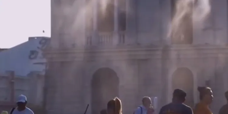 Guerra al calor en San Salvador: instalan aspersores de agua en plaza pública