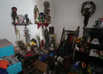 Policía encuentra altar a la Santa Muerte en casa de pandillero guatemalteco