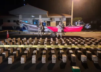 Oficiales panameños custodian un cargamento de droga.