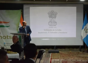 El embajador de India en Guatemala, Dr Manoj Mohapatra, durante una exposición de oportunidades comerciales.