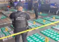 Agentes policiales custodian la droga incautada el domingo en Puerto Quetzal.