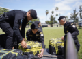 Policías guatemaltecos cargan un cargamento de droga incautado a narcotraficantes.