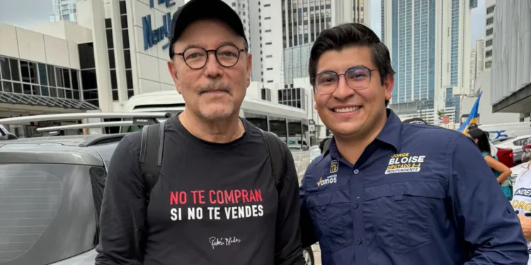 Rubén Blades hace campaña en las calles a favor de candidatos de Vamos por Panamá