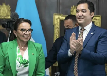 La presidenta de Honduras, Xiomara Castro, junto a su hijo y secretario privado Héctor Manuel Zelaya.