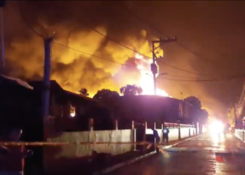 Una imagen tomado de video muestra la proporción del incendio.