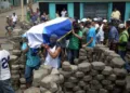 Un grupo de personas traslada el cuerpo de una víctima de la represión orteguista en abril de 2018.