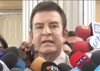 Salvador Nasralla da declaraciones a los medios tras su renuncia.
