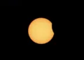 Eclipse parcial de sol visto, este 8 de abril de 2024, desde San Pedro Sula, Honduras.