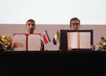 El ministro  costarricense de Comercio Exterior, Manuel Tovar y su homólogo emiratí Thani bin Ahmed Al Zeyoud, al firmar el Tratado de Libre Comercio.