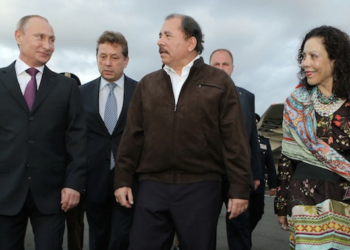 El gobernante ruso Vladimir Putin junto a la pareja dictatorial nicaragüense -Daniel Ortega y Rosario Murillo- en una visita a Managua en 2014.