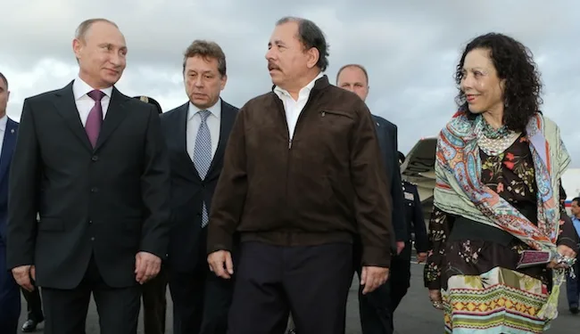 El gobernante ruso Vladimir Putin junto a la pareja dictatorial nicaragüense -Daniel Ortega y Rosario Murillo- en una visita a Managua en 2014.