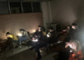 Esta imagen de estudiantes de la Universidad Nacional de Honduras terminando un examen con la luz de sus celulares, debido a un apagón, a finales de abril, se hizo viral.