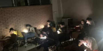 Esta imagen de estudiantes de la Universidad Nacional de Honduras terminando un examen con la luz de sus celulares, debido a un apagón, a finales de abril, se hizo viral.