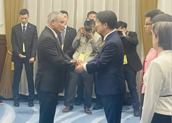 El primer ministro beliceño, John Briceño, saluda al nuevo mandatario taiwanés Lai Ching-te el pasado 20 de mayo en Taipei.