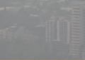 Una densa capa de humo no permite ver los edificios altos de Tegucigalpa.