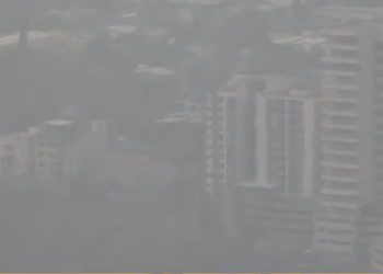 Una densa capa de humo no permite ver los edificios altos de Tegucigalpa.