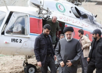El gobernante iraní Ebrahim Raisi, al bajar de un helicóptero similar al del accidente./Foto Agencia IRNA