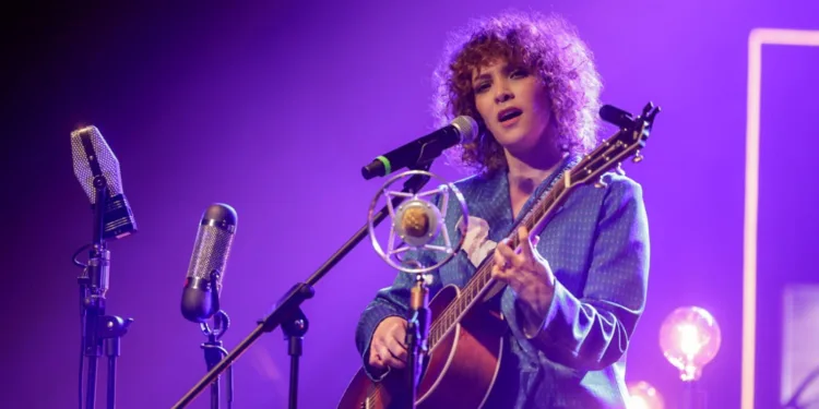 La guatemalteca ganadora del Grammy Gaby Moreno se roba el corazón de sus compatriotas