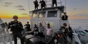 Imagen del gobierno salvadoreño que muestra la incautación de droga y las personas capturadas.