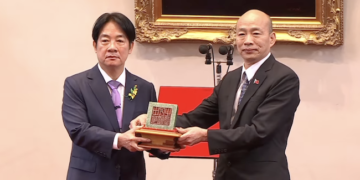 El nuevo presidente taiwanés, Lai Ching-te (izquierda), al recibir el sello de la nación de manos del presidente del Legislativo.