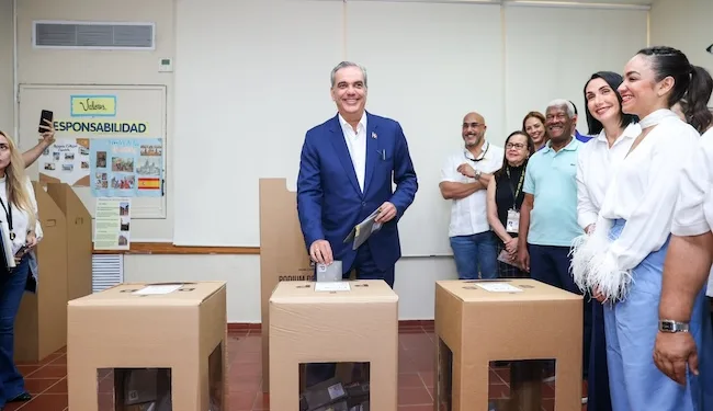 Presidente dominicano gana la reelección para cuatro años más